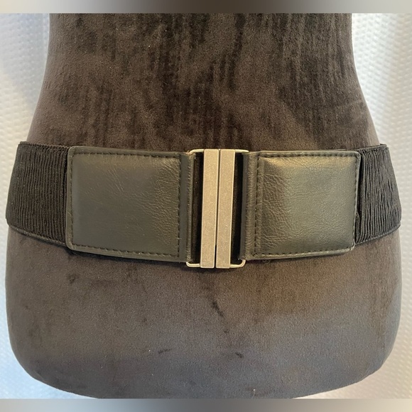 Black 2 1/4” stretch belt with silver buckle OS - Picture 1 of 5